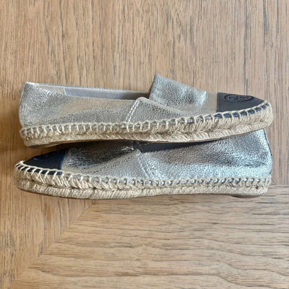 $198‎ TORY BURCH Colorblock Espadrille Sz 6 Silver Cracked Metallic & Navy Flats